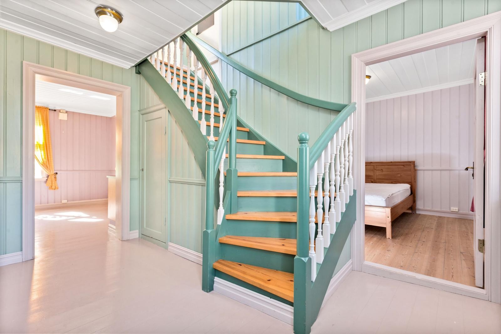 Leiligheten har er en romslig gang som tar oss med videre opp i etasjene og videre inn i leiligheten Galleribilde