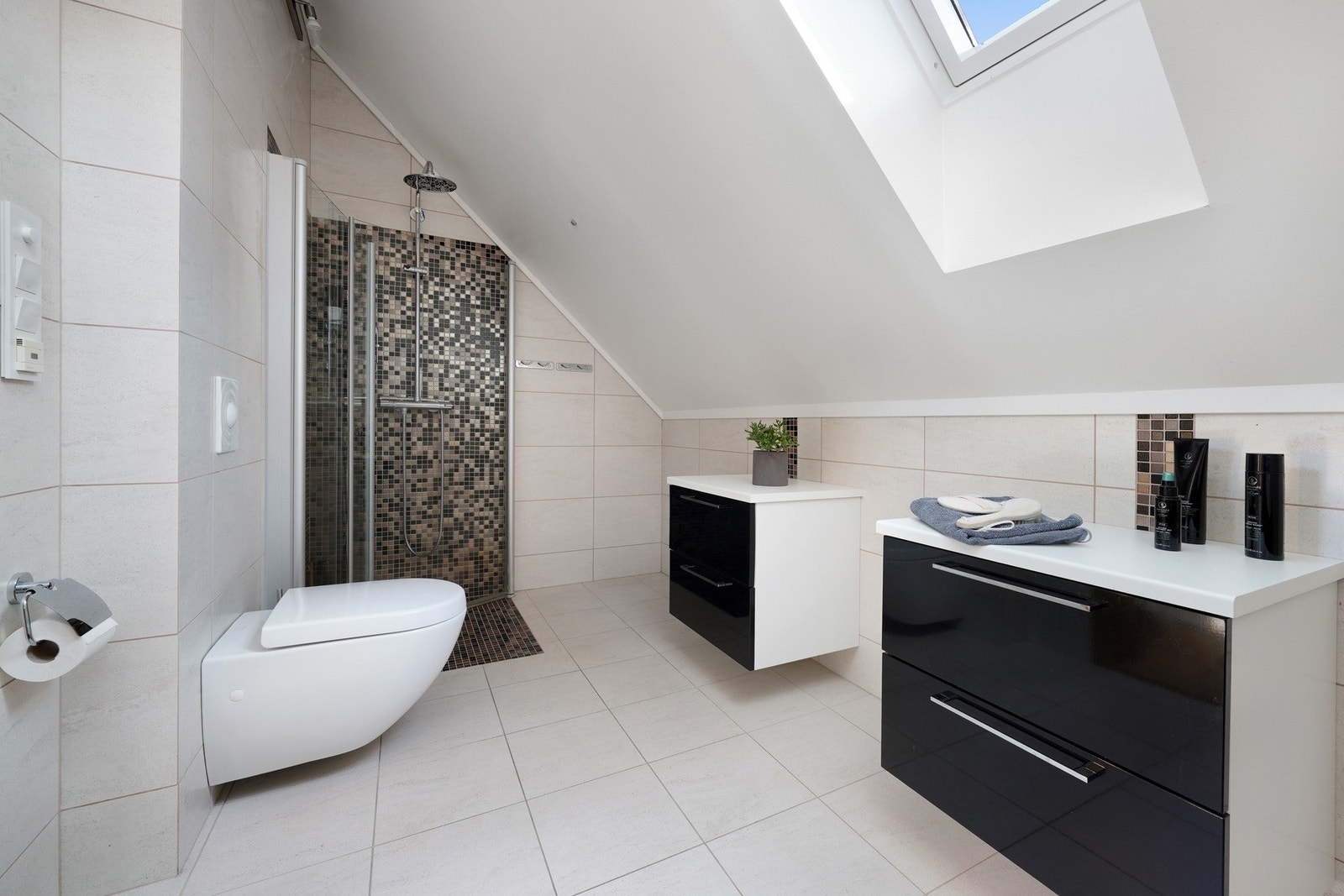 Flott bad med vegghengt toalett og dusjhjørne Galleribilde