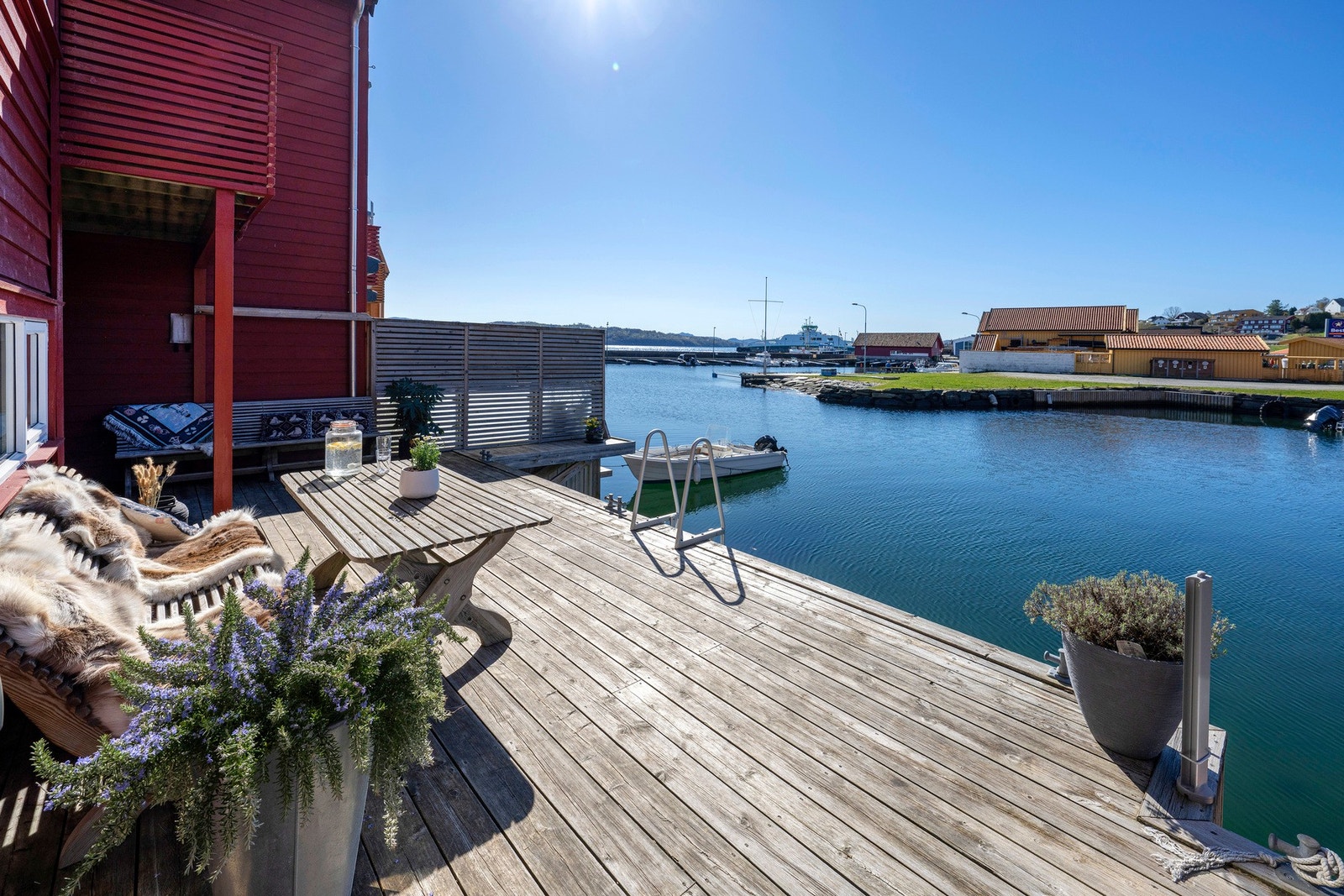 Bryggen holder på solen hele dagen igjennom Galleribilde