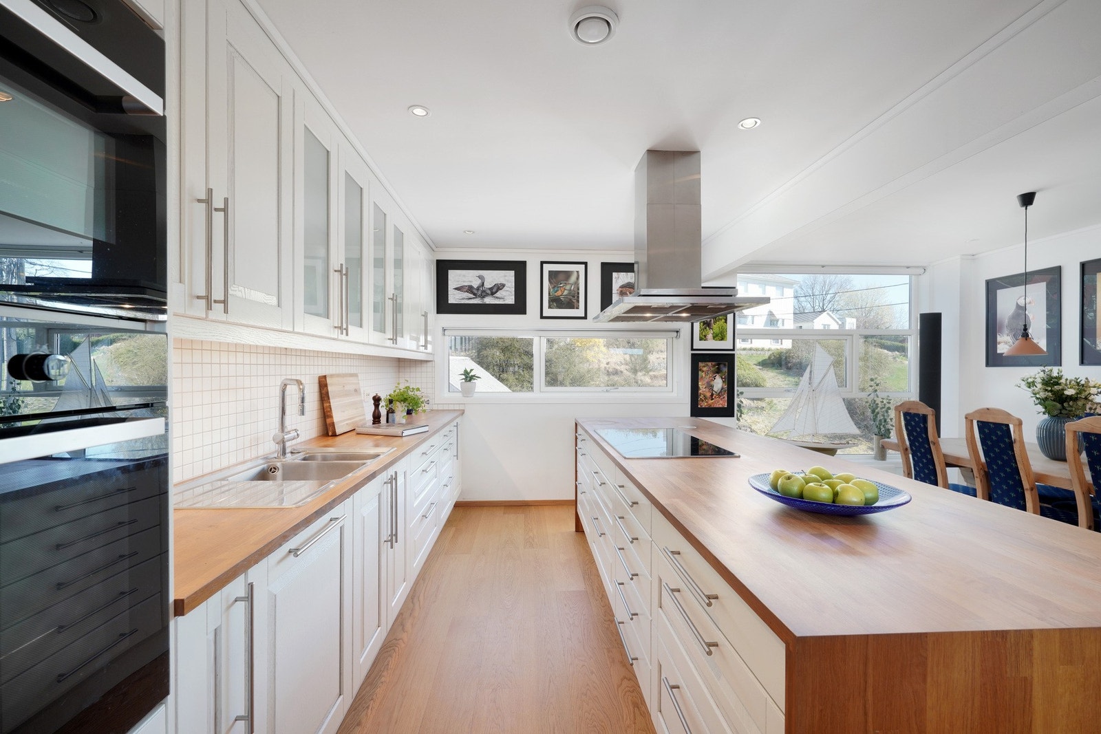 God skap- og benkeplass | Perfekt for matlaging til en stor familie Galleribilde