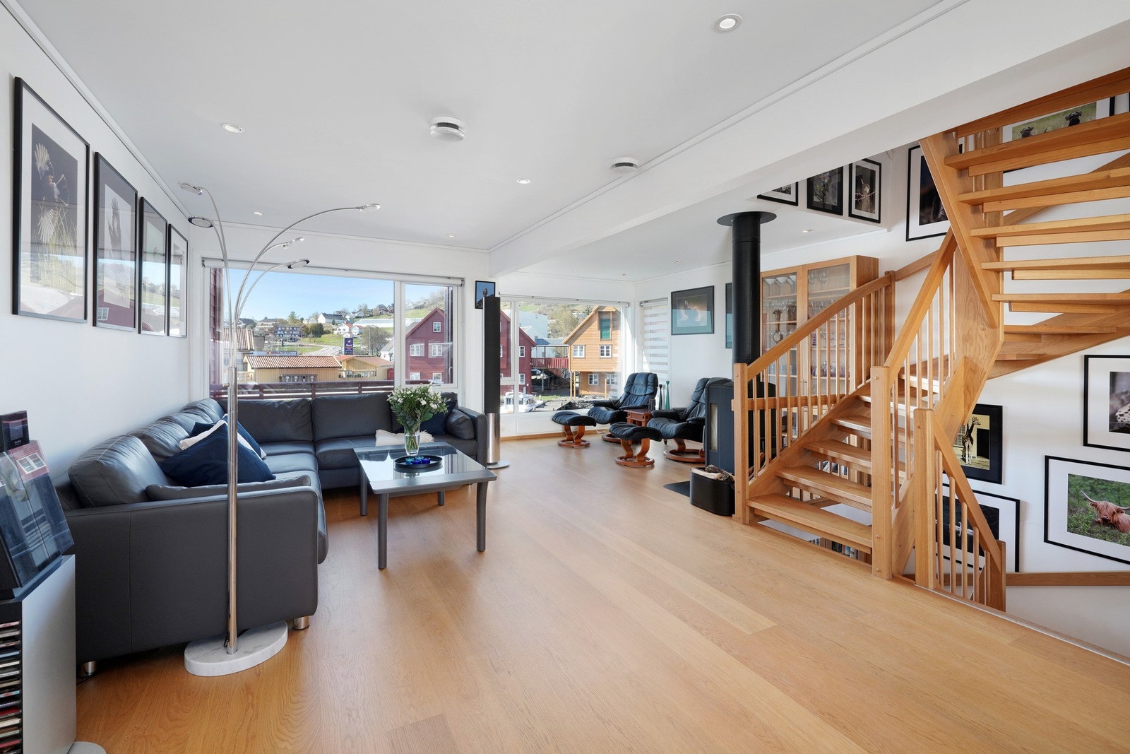 Gode vindusflater gir masse deilig lys inn i rommet Galleribilde