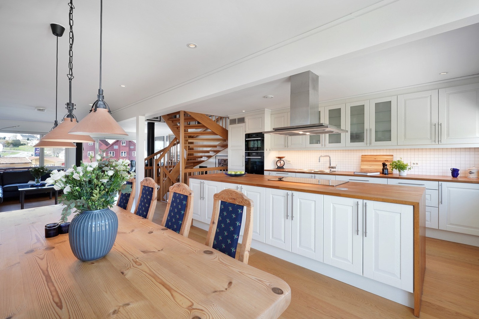 Stort og godt kjøkken med høykvalitets hvitevarer Galleribilde