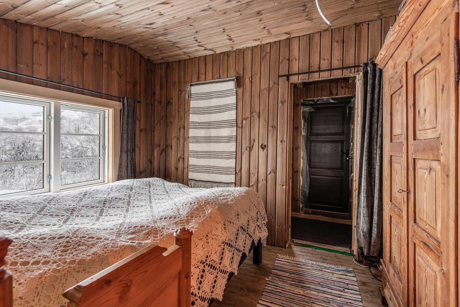 Hovedsoverommet er innredet med dobbeltseng og garderobeskap. Galleribilde