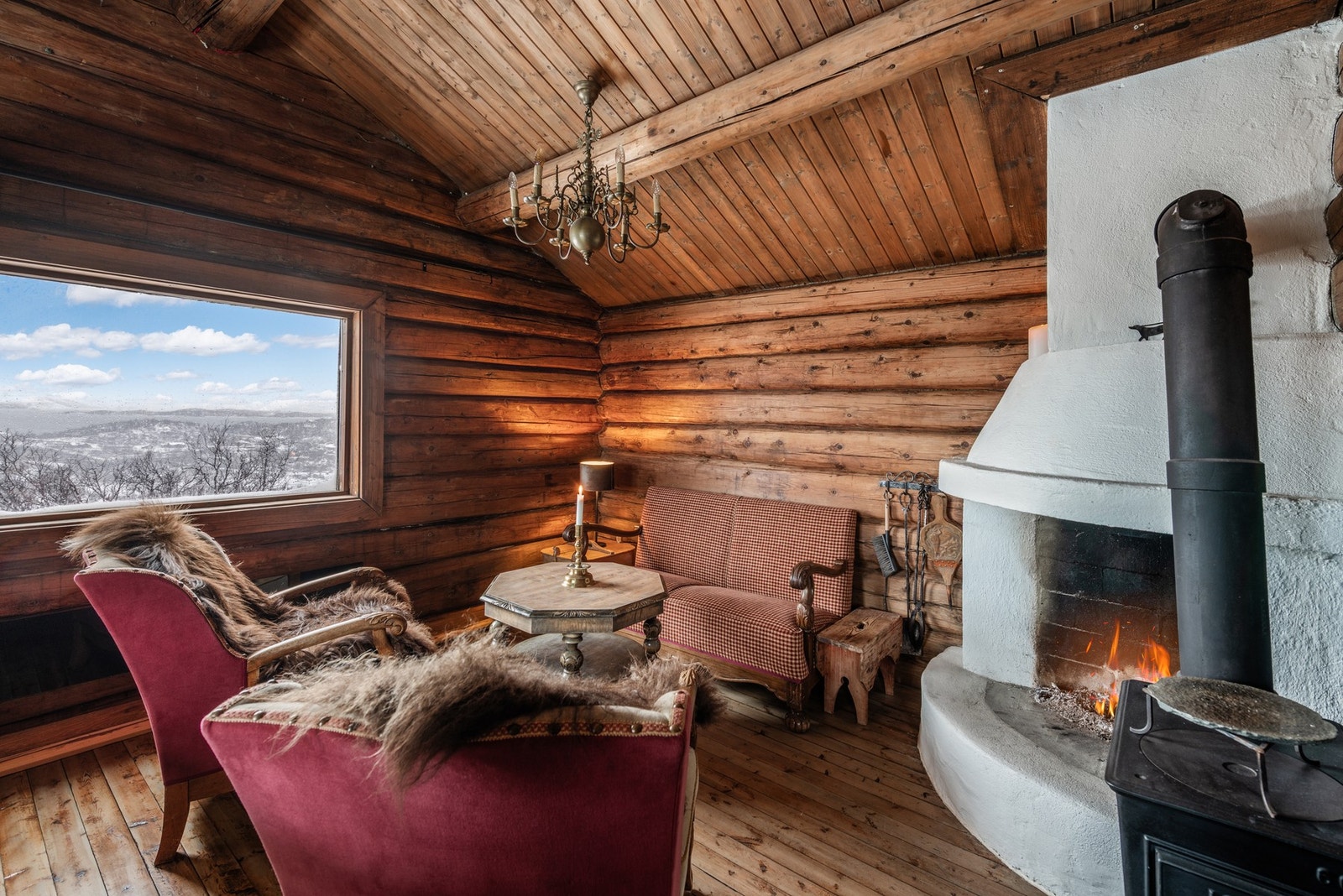 Hyttens stue har tilkomst via kjøkkenet. Galleribilde