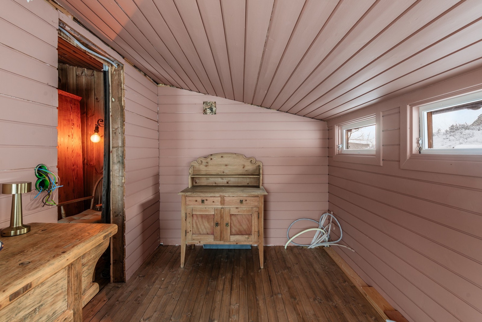 Soverommet har innlemmet et skjul inn i soverommet. Dette avviker fra de godkjente tegningene, og deler av soverommet er derfor ikke godkjent for varig opphold. Galleribilde