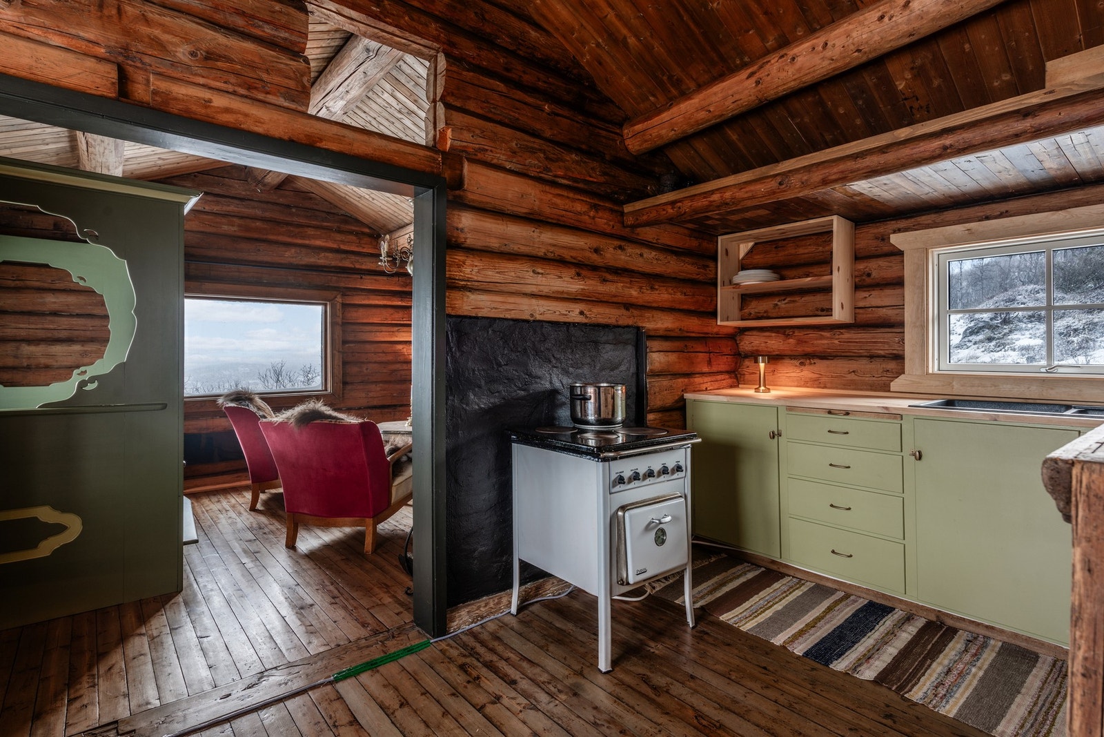 Kjøkkenet har innredning med profilerte fronter Galleribilde