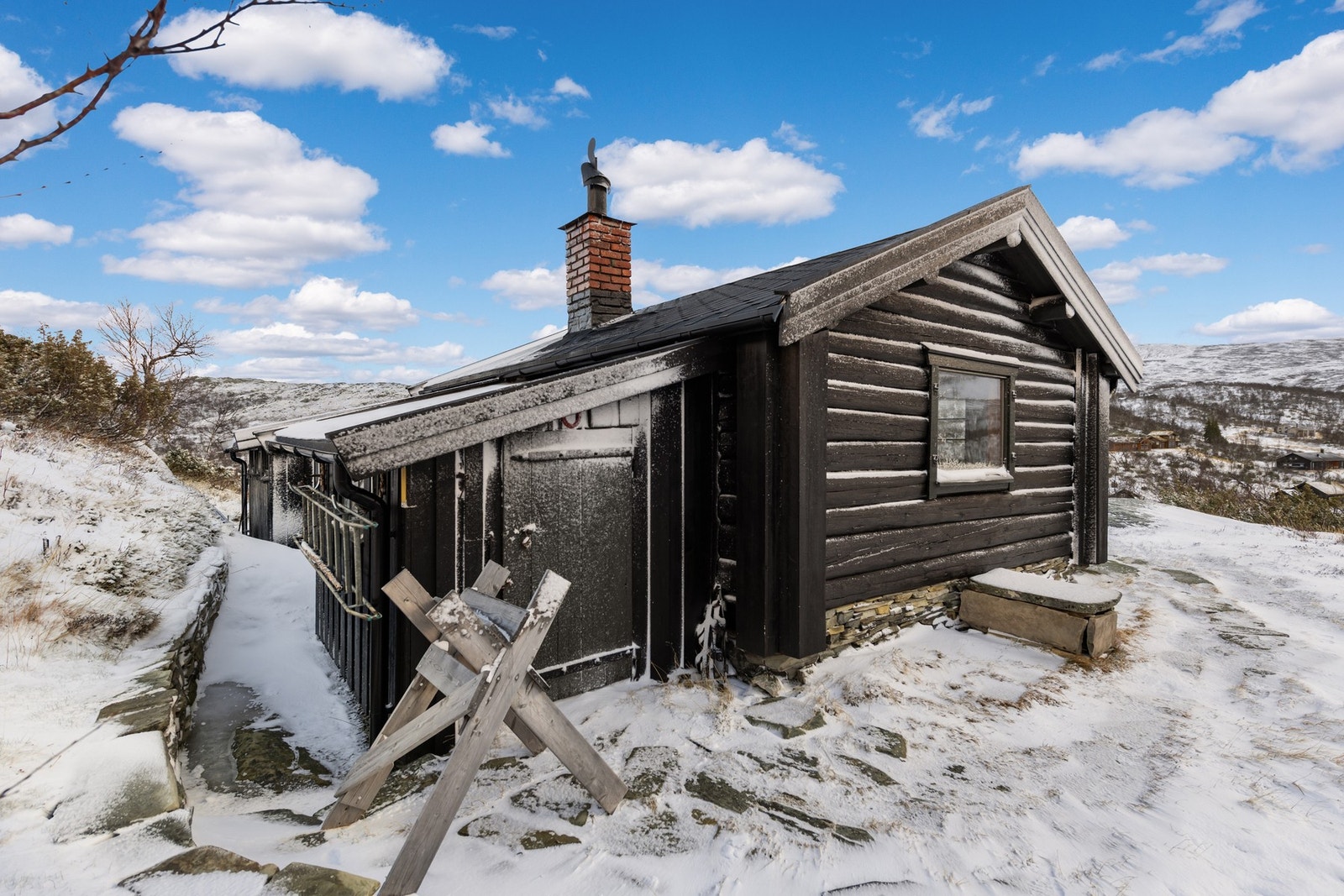Hytten inneholder:
Entré, stue, kjøkken og to soverom. Galleribilde