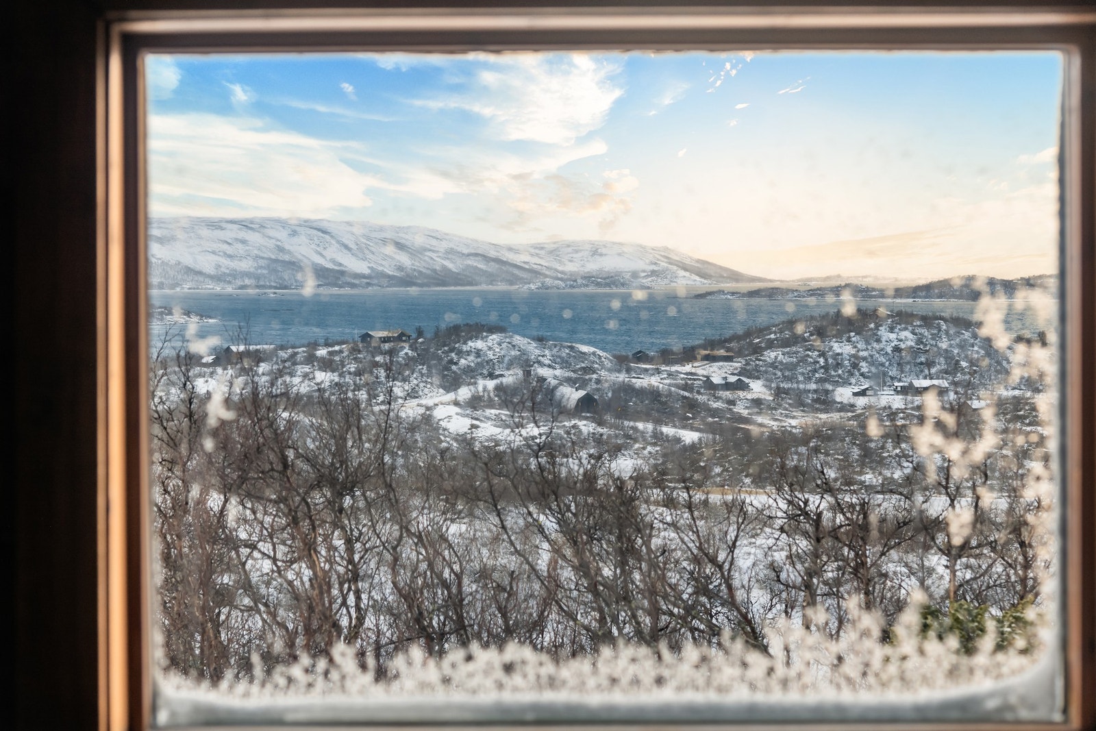 Her blir du møtt med en fantastisk utsikt over fjell og innsjø. Galleribilde