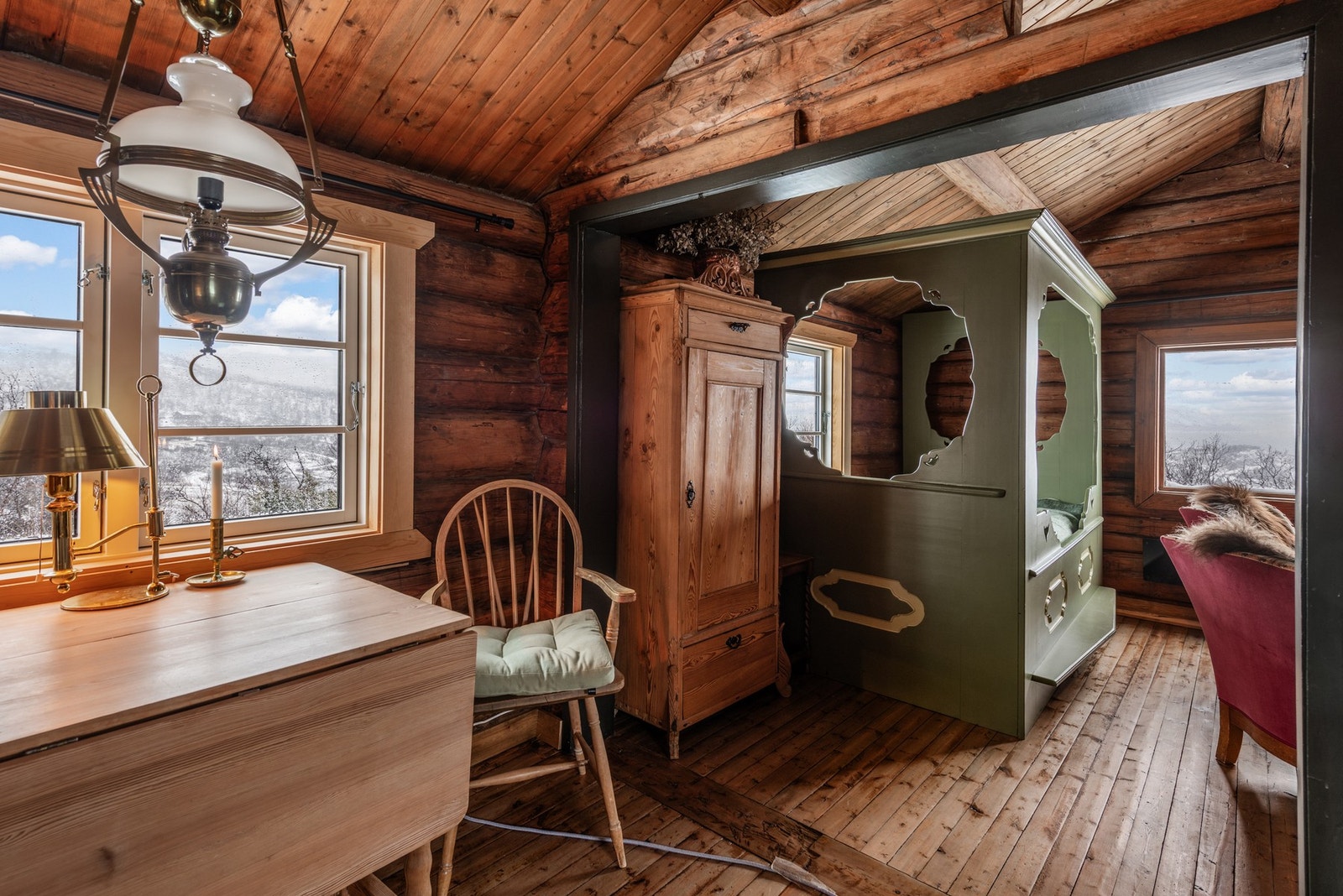 Eier informerer om at det i 2023 ble byttet 3 stk vinduer i stue/kjøkkendelen. Galleribilde