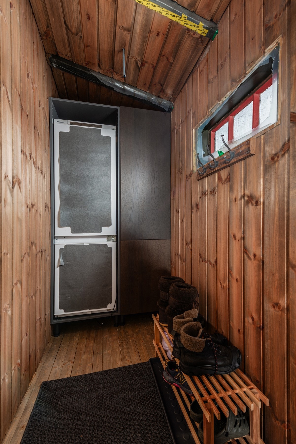 Det første som møter deg er en sjarmerende entré med gulv av furu og trepanel/tømmer på veggene. Galleribilde