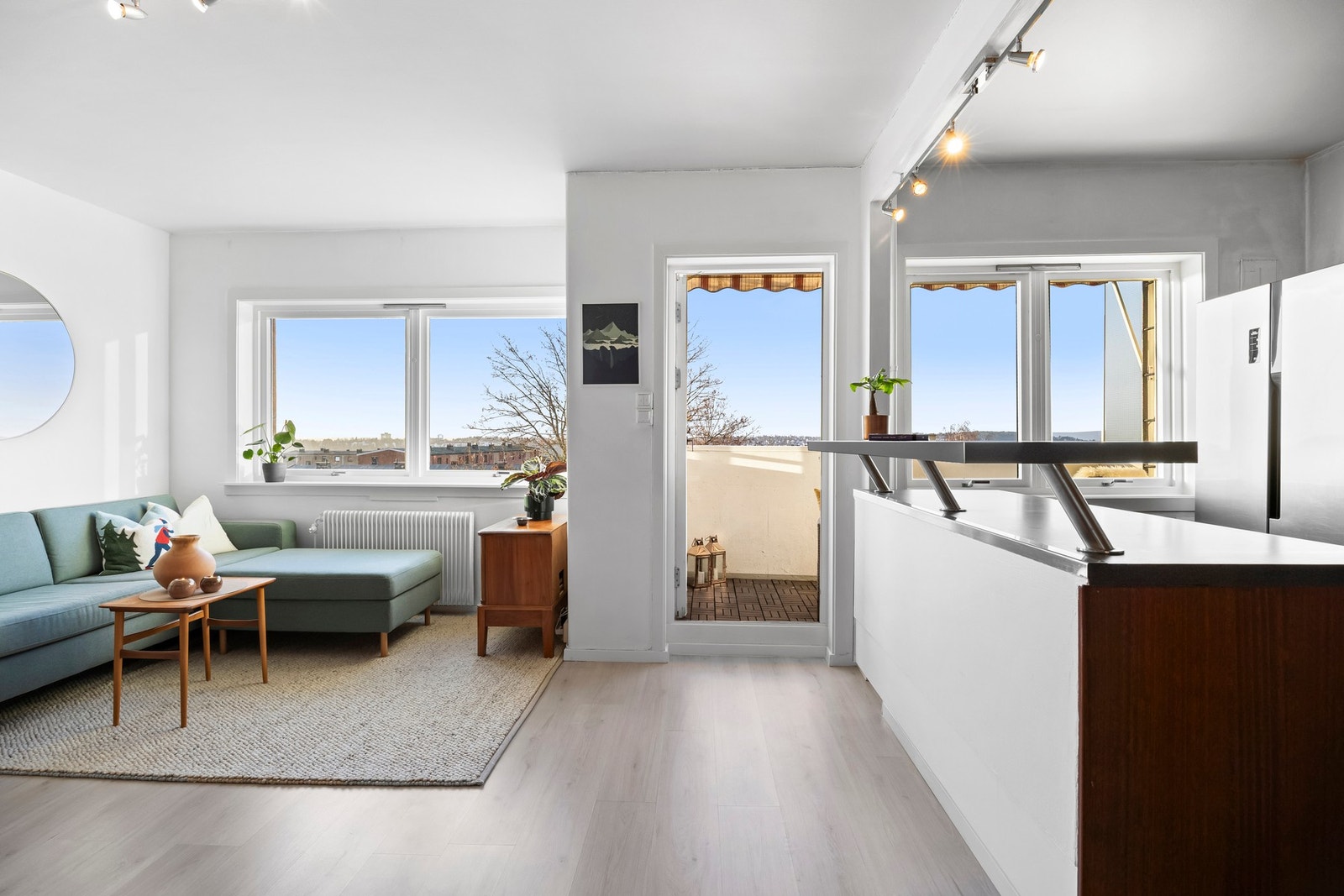 Leiligheten har et hyggelig oppholdsrom, med åpen stue- og kjøkkenløsning. Galleribilde