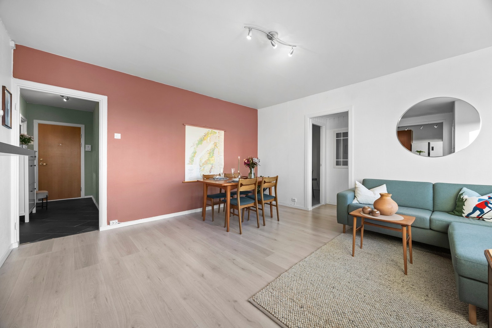 Videre i stuen er det god plass til spisebord, der måltidene kan nytes i hyggelig lag. Galleribilde