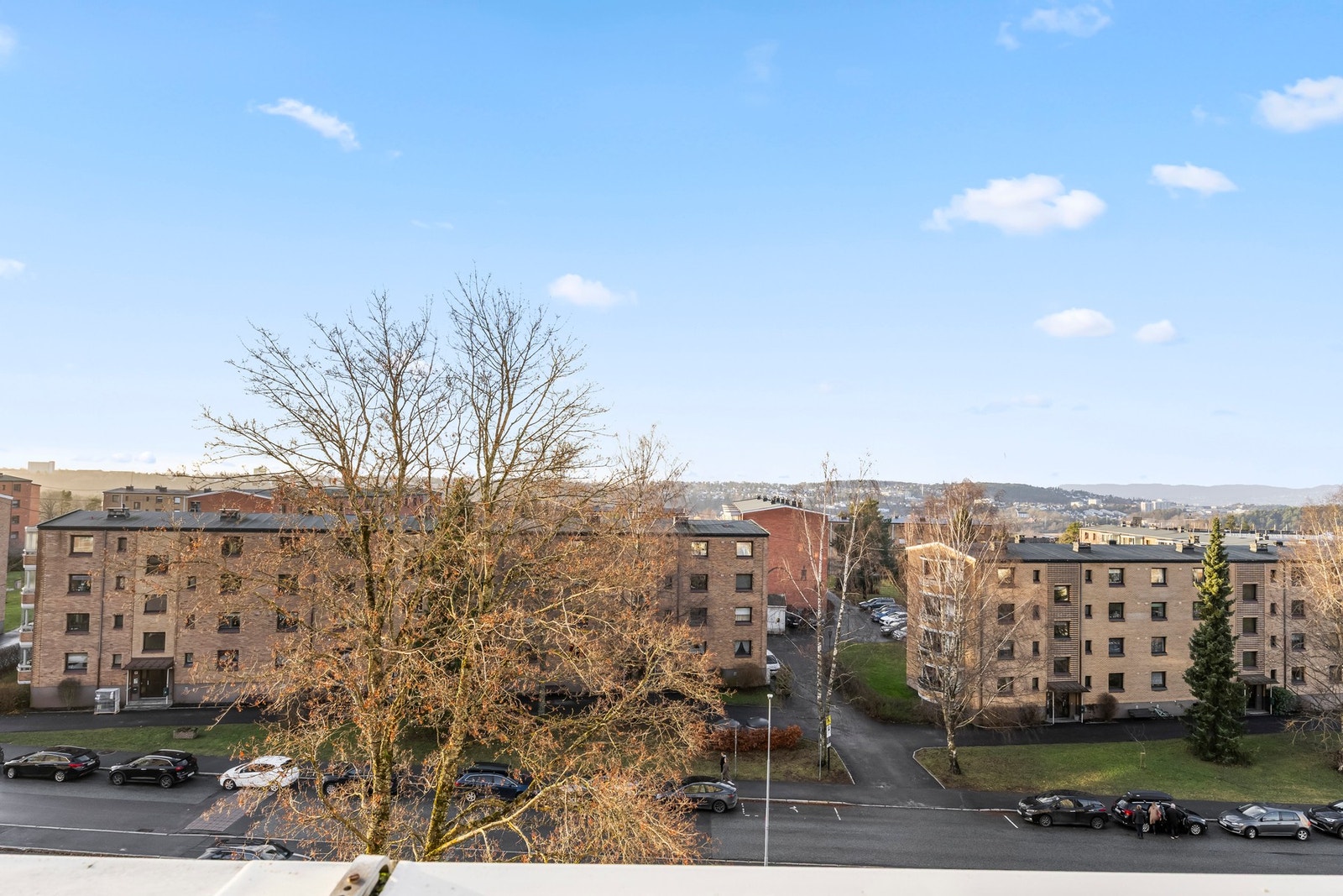 Fra balkongen har du en flott og vidstrakt utsikt, og det store treet forandrer drakt i takt med årstidene. Galleribilde