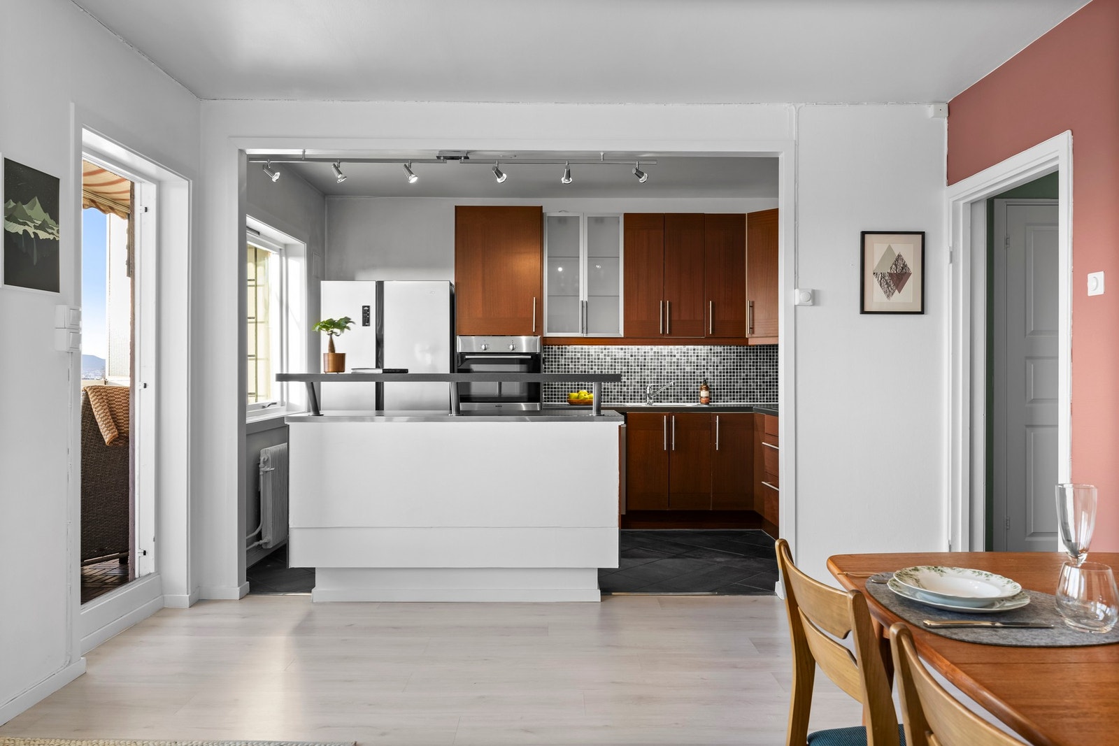 Leiligheten har malte veggflater, i nøytrale farger og enkelte harmonerende kontrastfarger. Det er lagt laminat og fliser på gulv. Galleribilde