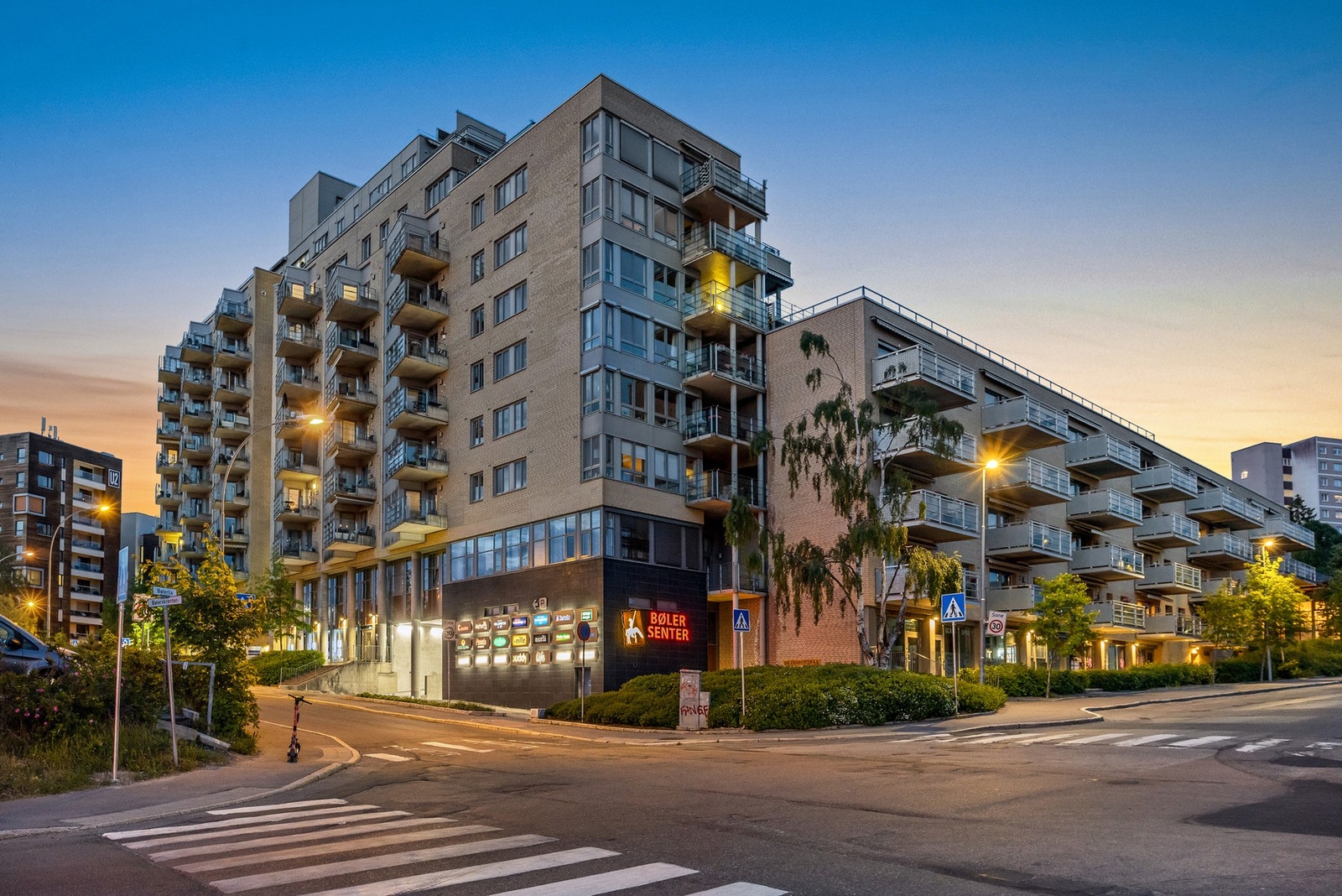 Nærhet er det også til Bøler senter, som har et utvalg av butikker og servicetilbud. Her kan det nevnes matbutikk med ferskvaredisk og post i butikk, jernbvarehandel, apotek og vinmonopol. Galleribilde