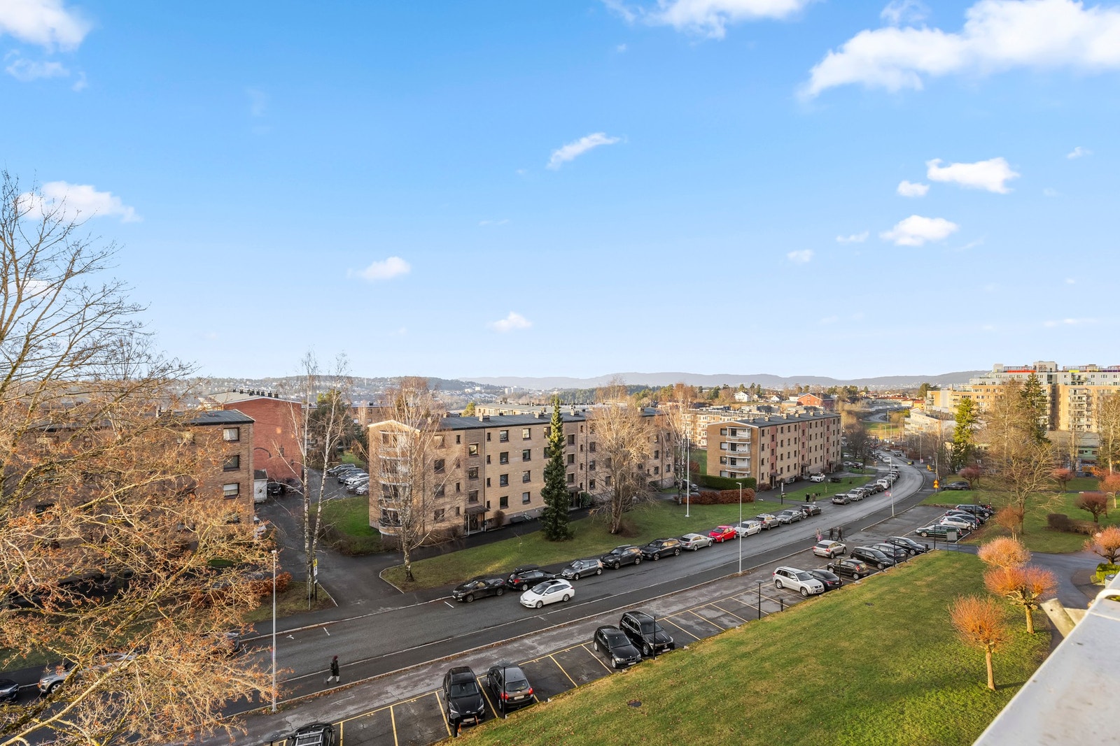 En lys og attraktiv leilighet, beliggende i 5.etasje, med heisadkomst til etasjeplanet. Sentral beliggenhet, rett ved Bøler senter. Galleribilde