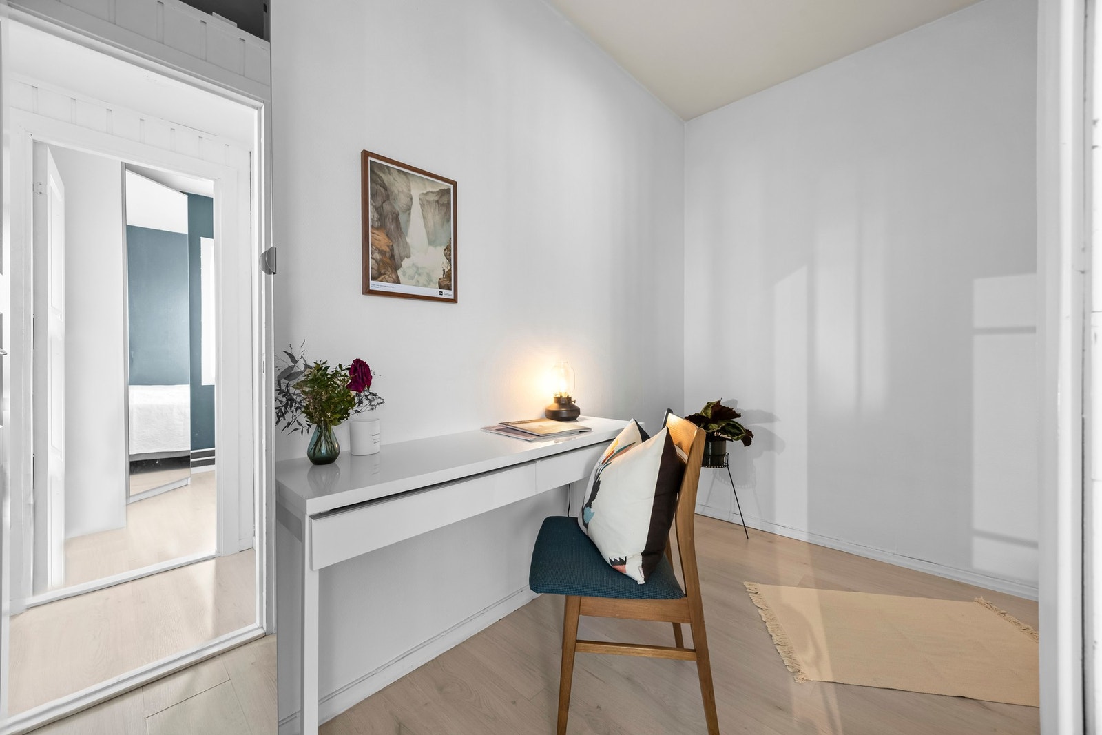 Alkoven er i dag innredet som kontor, og eier har tidvis også benyttet det som gjesterom. Noe oppbevaringsplass over døren kan skimtes i speilet. Galleribilde