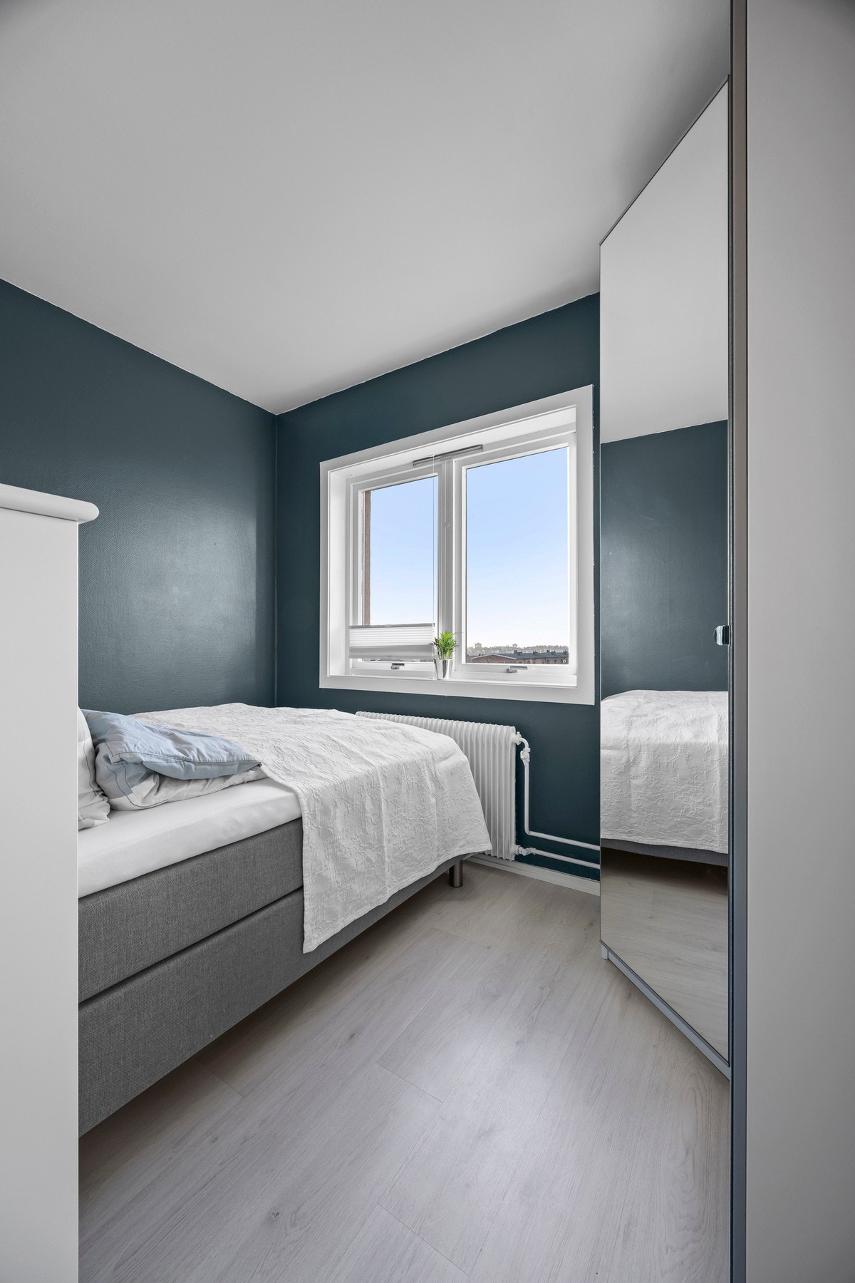 Soverommet er innredet med seng, kommode og garderobeskap. Galleribilde