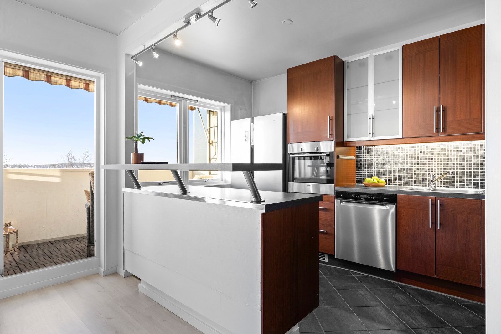 Stuen og kjøkkenet ligger i åpen løsning, der kjøkkenøya markerer det naturlige skillet. Galleribilde