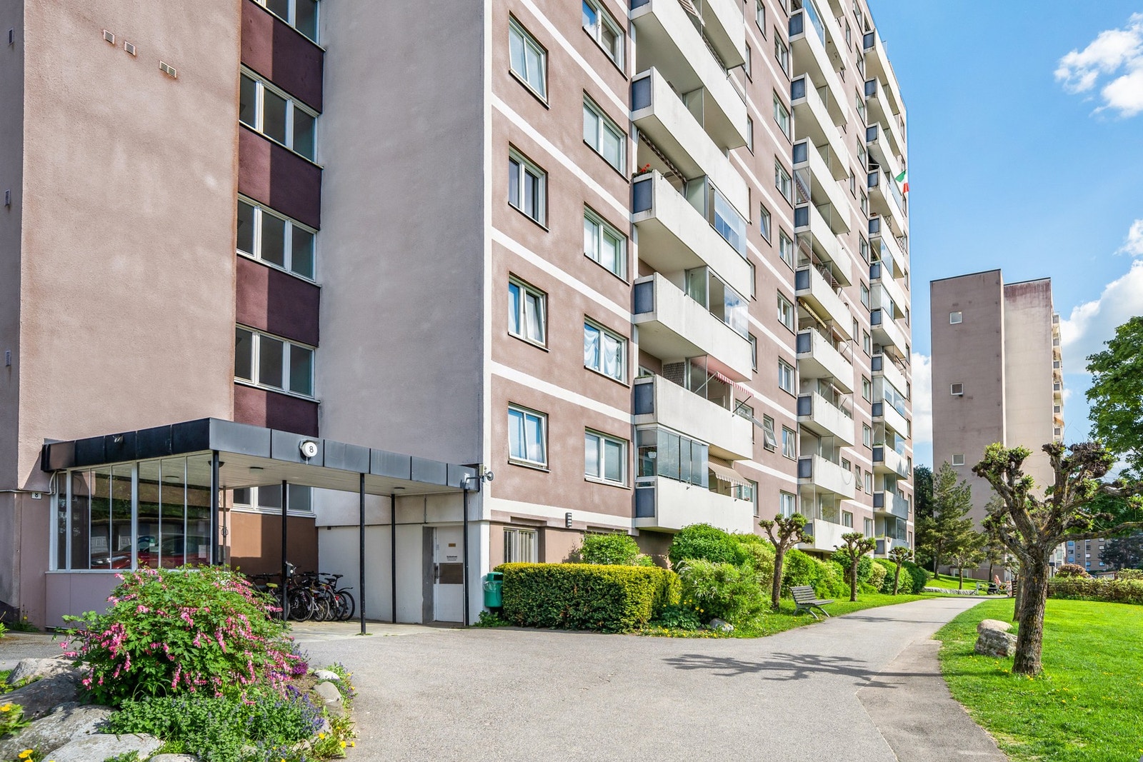 Blokken har et hyggelig inngangsparti, og borettslaget har et pent opparbeidet fellesområde. Galleribilde