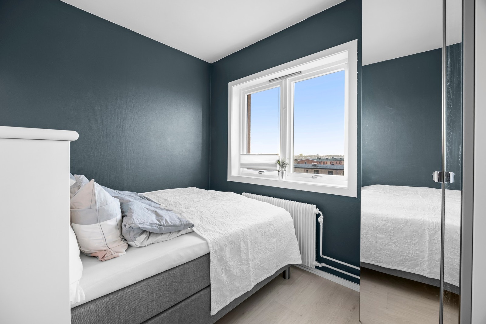 Fin plass til oppbevaring av klær og sko i garderobeskapet. Galleribilde