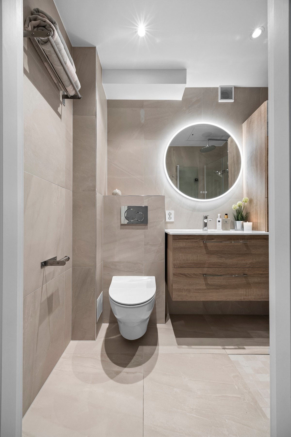 Badet har termostatstyrte varmekabler i gulv og downlights i himling. Det er innredet med moderne baderomsmøblement, og har et nedsenket dusjhjørne., Galleribilde