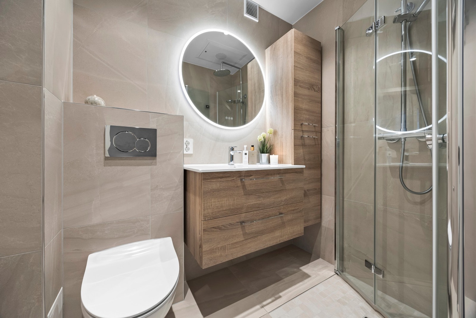 Leiligheten har et delikat og moderne baderom, som ble rehabilitert av fagfolk i 2024. Dokumentasjon foreligger. Galleribilde