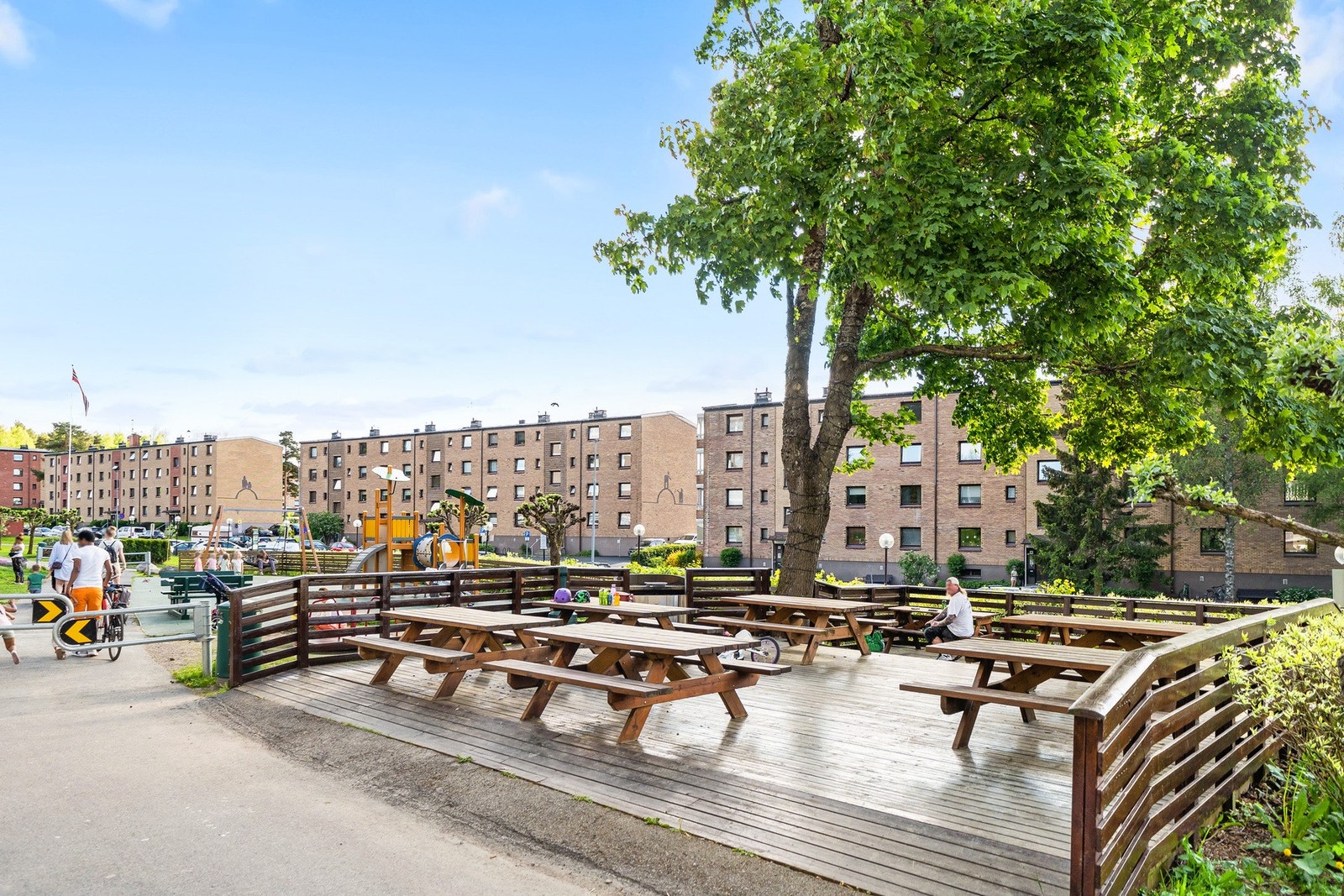 Utenfor blokken er det både sittegrupper og lekeplass, til glede for store og små beboere i borettslaget. Galleribilde