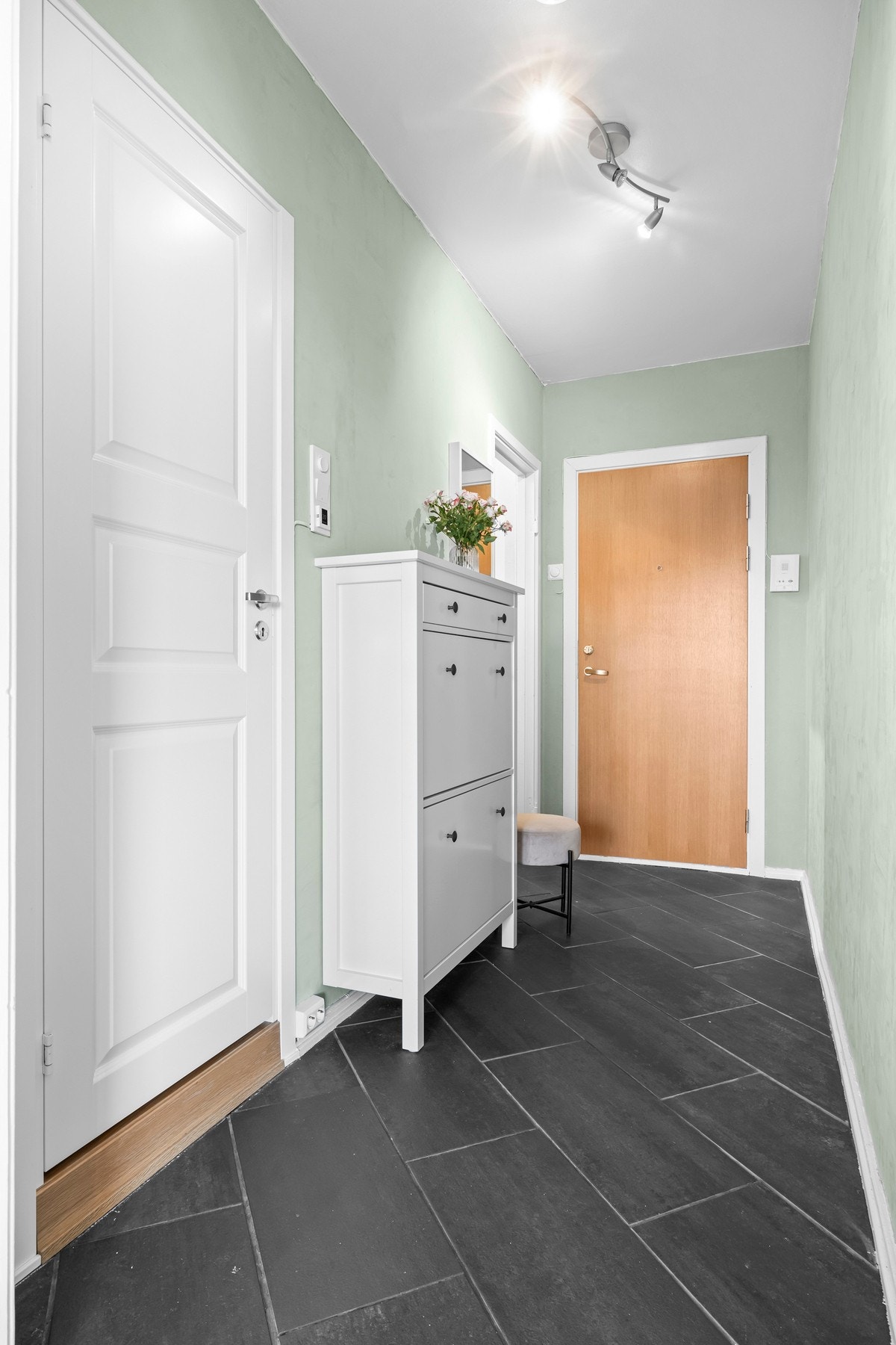 Entreen har en finert, entrédør som er brann- og lydklassifisert. Videre er den utstyrt med dørcalling. Galleribilde