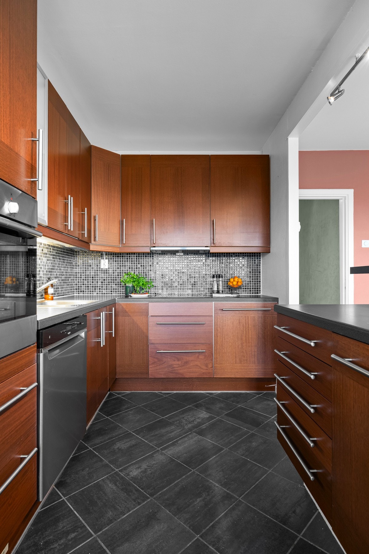 Integrert stekeovn og platetopp. Ellers er det opplegg for oppvaskmaskin (40 cm bred), og egnet plass for kjøl-/fryseskap. Kjøleskapet medfølger i handelen. Komfyrvakt og lekkasjevarsler er installert. Galleribilde