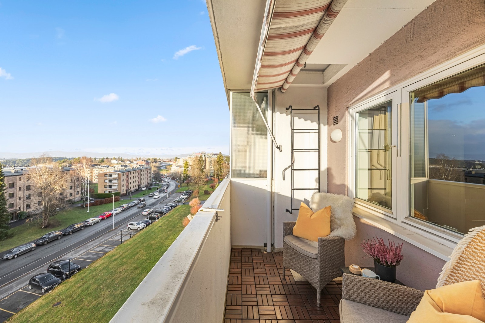 Leiligheten har utgang til vestvendt balkong, med plass til sittegruppe og grill. Galleribilde