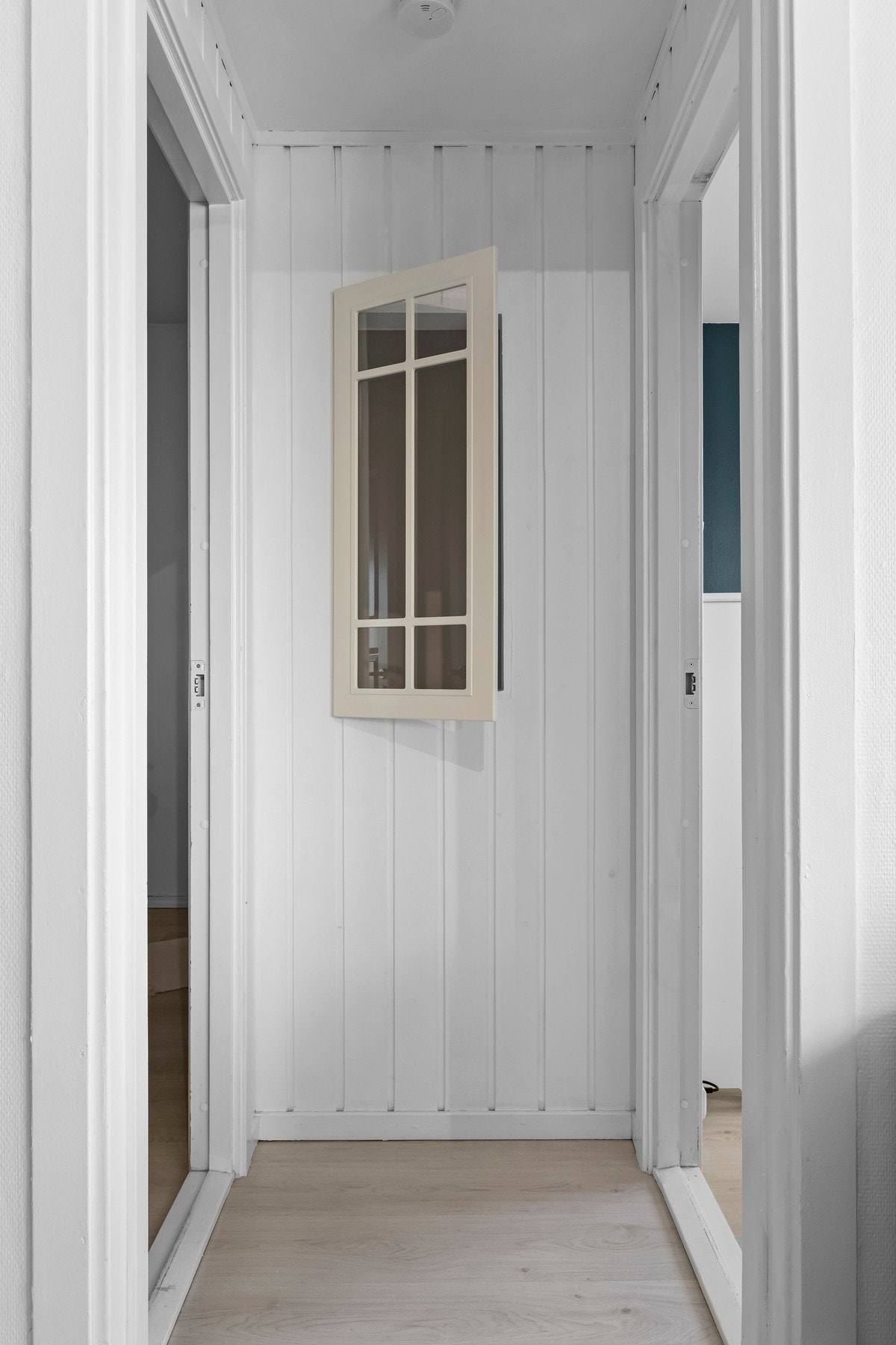 Leiligheten har opprinnelig ett stort soverom. Tidligere eier valgte å dele dele rommet i to, slik at man fikk ett soverom og en alkove/kontor. Galleribilde