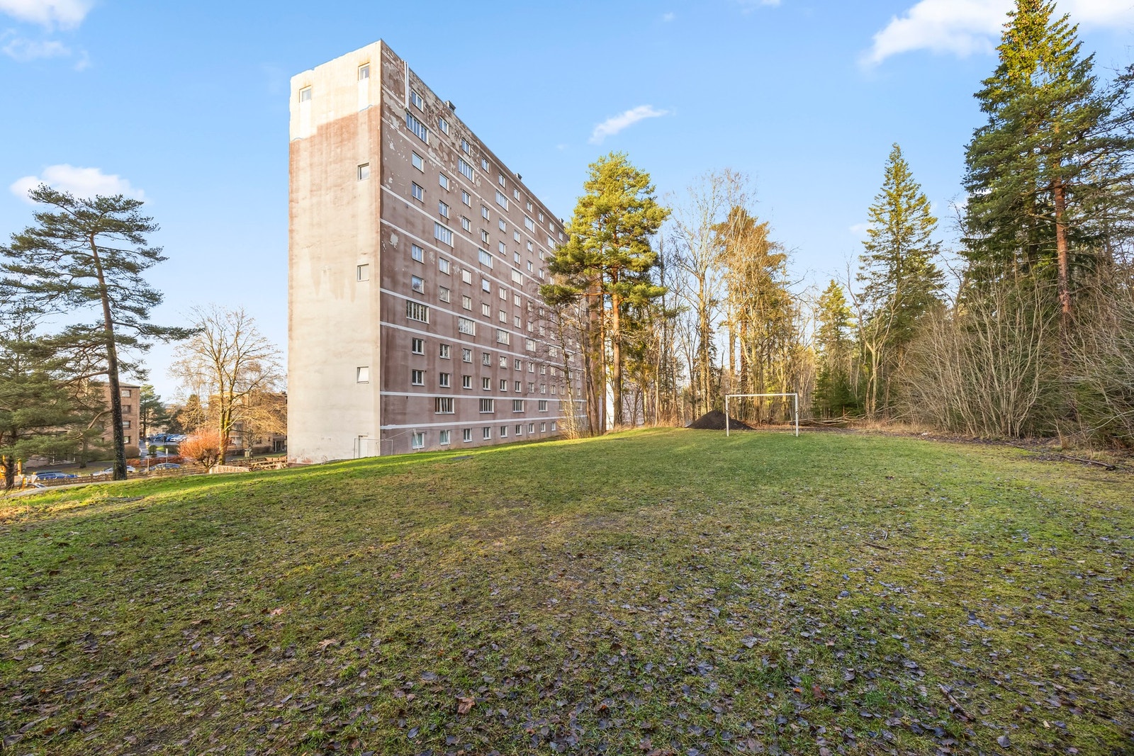 På baksiden er det stort grøntareal med fotballmål. Galleribilde