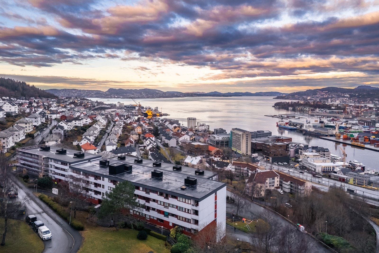 - Beliggenheten er svært attraktiv, med kort gangavstand til dagligvare, buss, skoler og fine turområder som stiene mot Løvstakken - Galleribilde