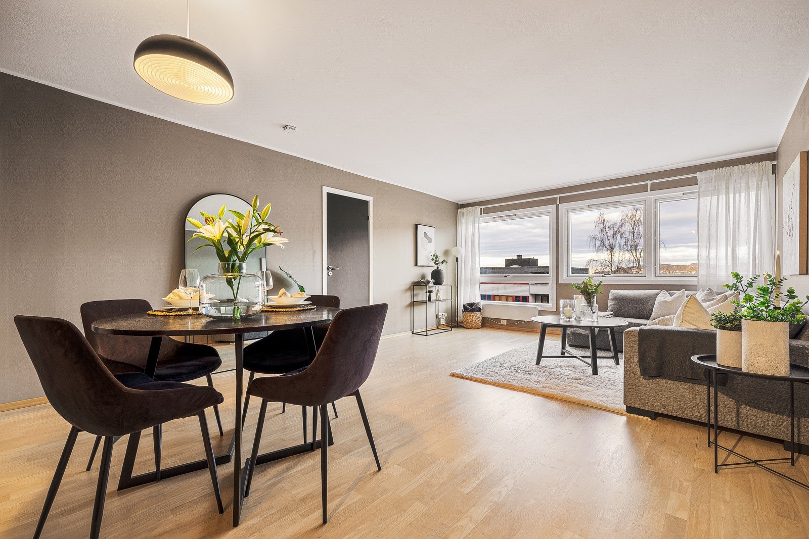 - Her har man god plass til hyggelige middager med venner og familie - Galleribilde