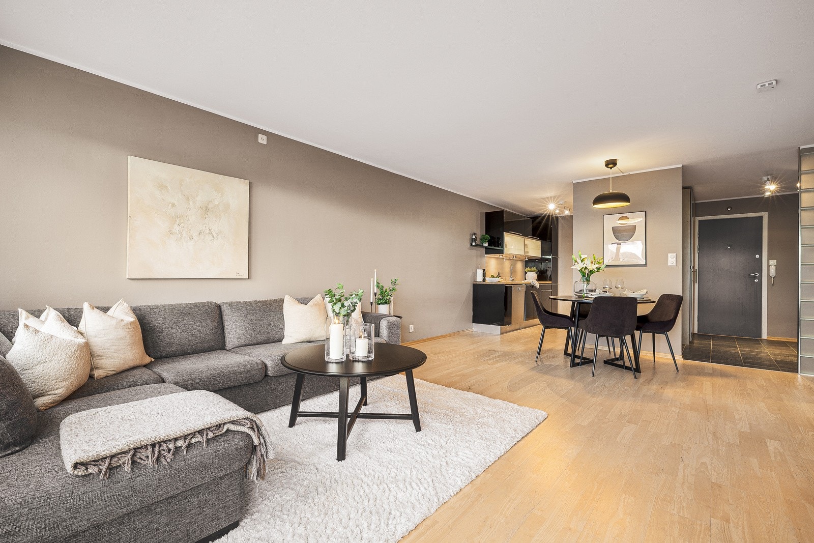 - Her er det naturlige soner for både spisebord og sofakrok - Galleribilde