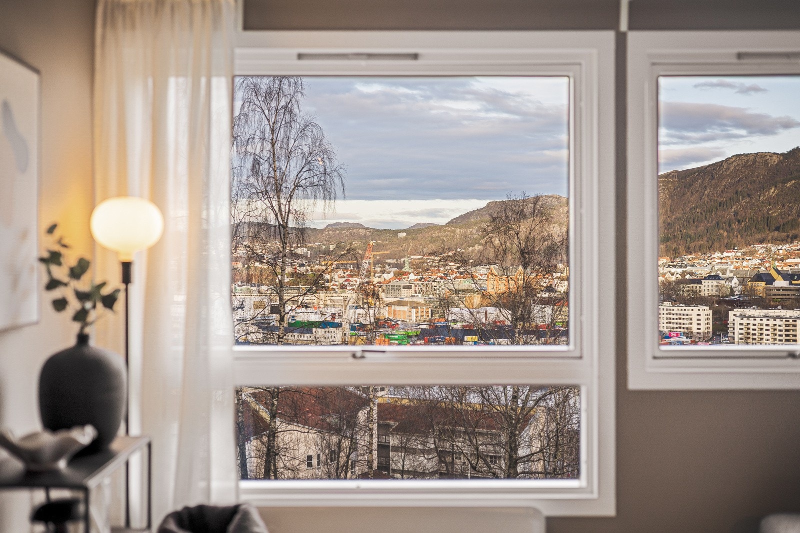 - Svært romslig stue/kjøkkenløsning på hele 32,4 m², der store vindusflater gir et flott lysinnslipp og fin utsikt - Galleribilde