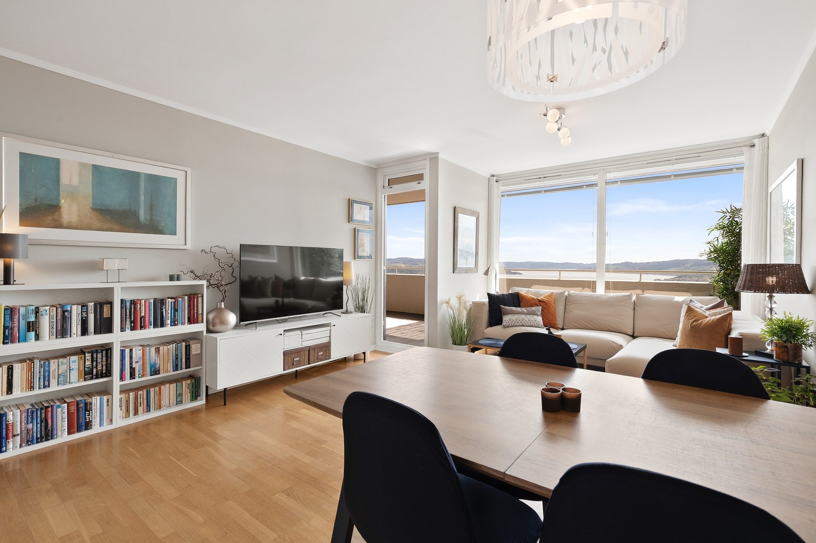 Innbydende stue med parkett på gulv og malte flater på vegger og i himling Galleribilde