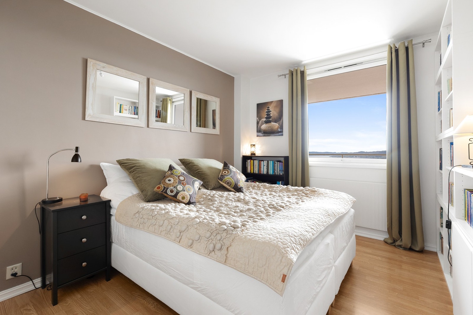 Pent soverom med malte, slette flater på vegger Galleribilde