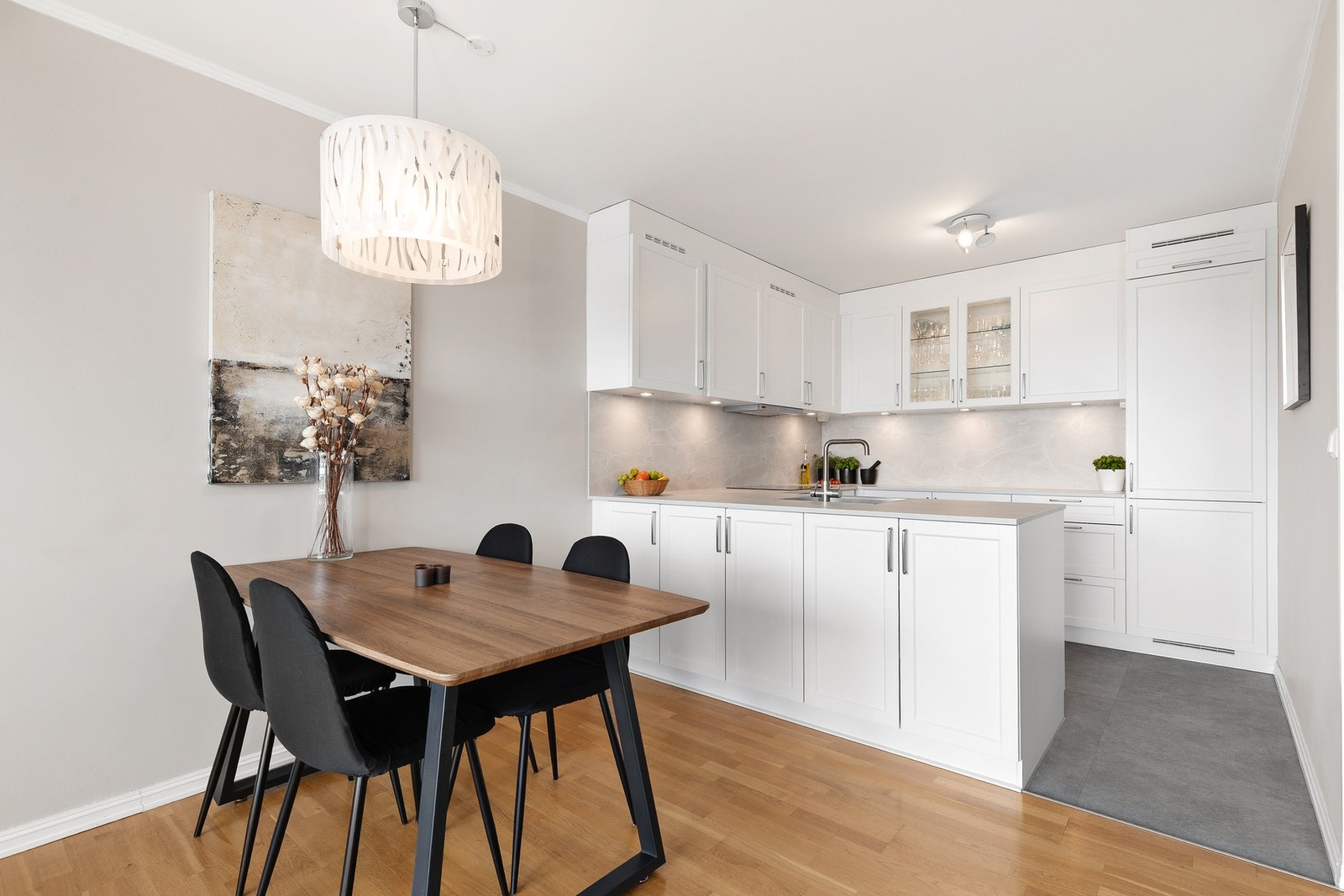 Leiligheten har en delikat kjøkkeninnredning fra 2020 med halvøy, profilerte fronter og benkeplate i laminat Galleribilde