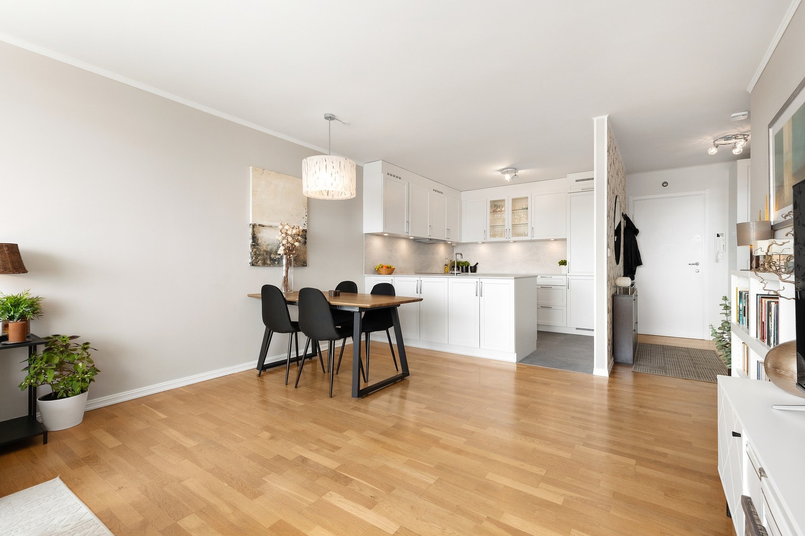 Den åpne løsningen mellom stue og kjøkken gir boligen en luftig følelse og skaper et naturlig samlingspunkt for sosiale sammenkomster Galleribilde