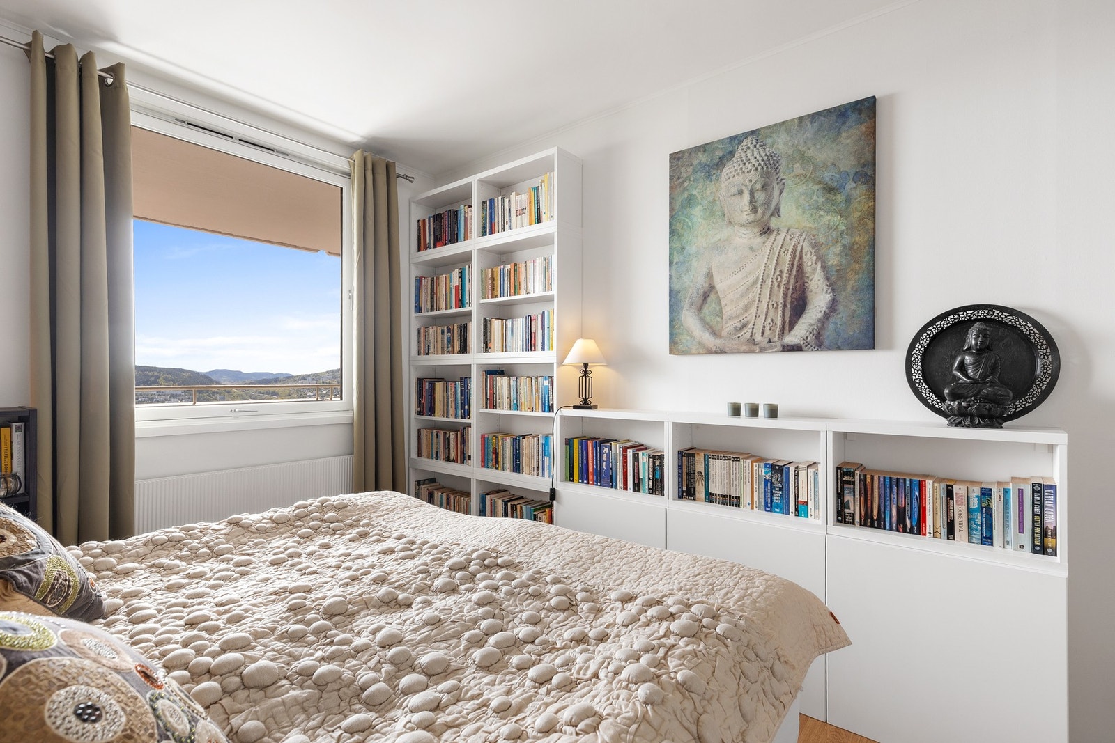 Rommet har fin plass til dobbeltseng, nattbord og øvrig møblement Galleribilde