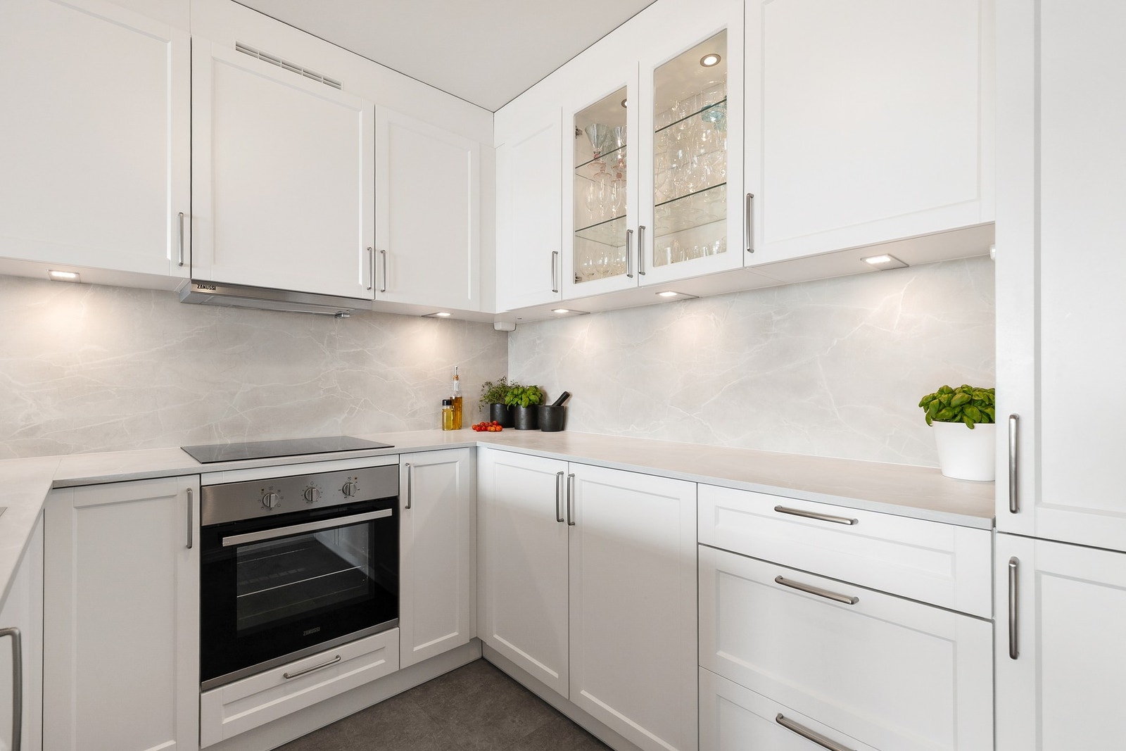 Kjøkkenet er utstyrt med integrert stekeovn, platetopp, oppvaskmaskin og kjøleskap med fryser Galleribilde