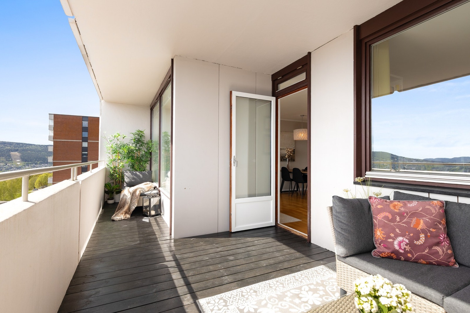 Fra stuen er det utgang til en overbygget, sørøstvendt balkong på ca. 12 kvm Galleribilde