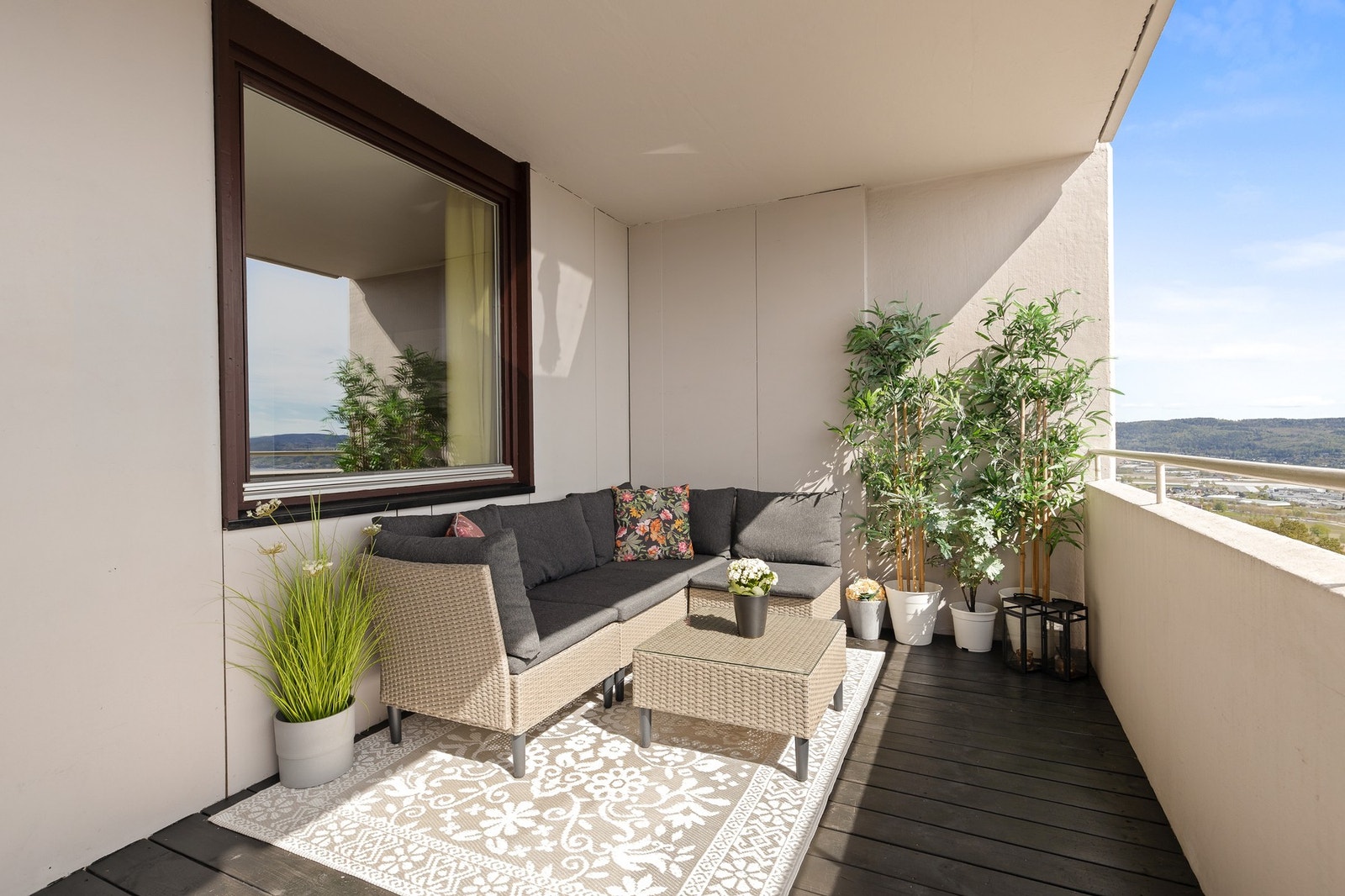 Her er det fin plass til å innrede med ønsket utemøblement Galleribilde