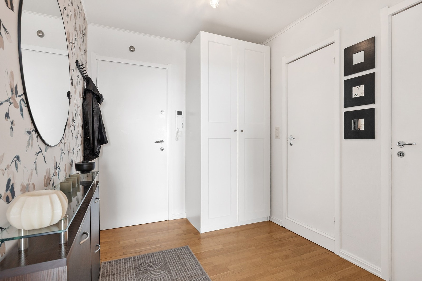 Entréen har fin plass til garderobeskap for oppbevaring av yttertøy og sko. Det er montert callinganlegg ved inngangsdør Galleribilde