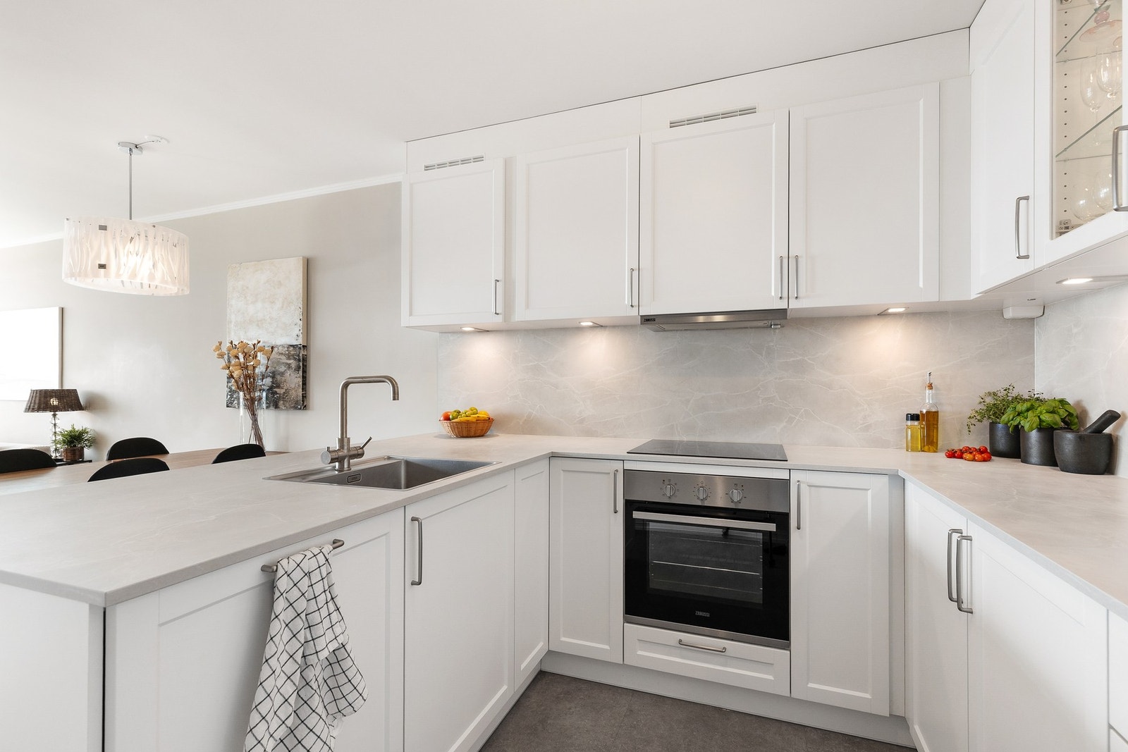 Komfyrvakt og automatisk vannstopper med fuktsensor er installert for en tryggere hverdag Galleribilde