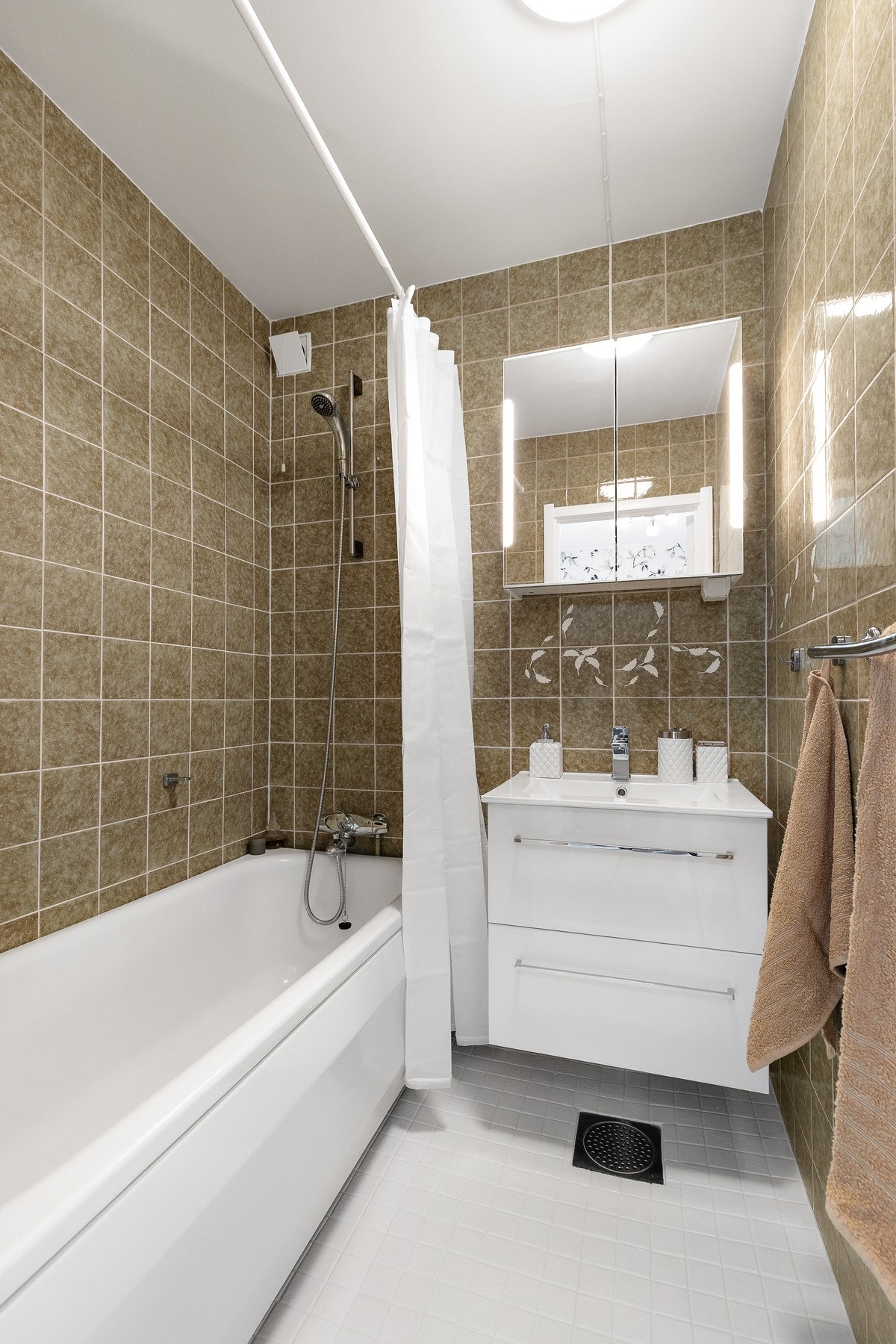 Bad fra byggeår, oppgradert i 2020 med overmalt gulvfliser samt ny servantinnredning og speilskap Galleribilde