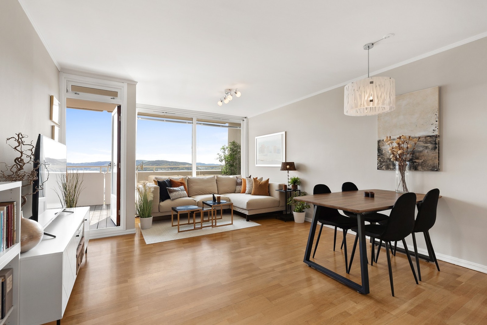 Store vindusflater slipper inn rikelig med naturlig lys og skaper en god romfølelse Galleribilde