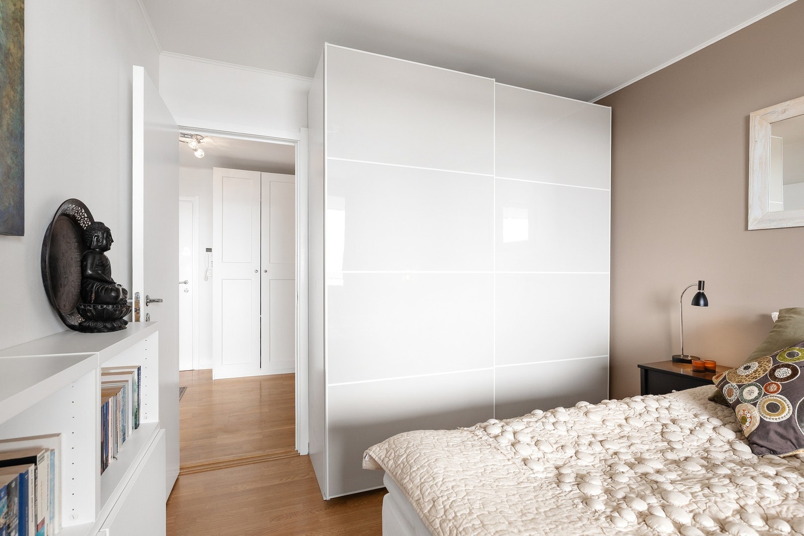 Ny skyvedørsgarderobe gir gode oppbevaringsmuligheter Galleribilde